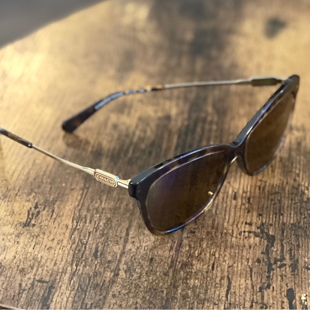 Coach tortoise shell cateye sunnies with metal arms